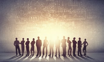 Девушка задумалась. Человек выделяется из толпы. Много знаков вопроса. Куча вопросительных знаков. Маркеры для выделения текста.